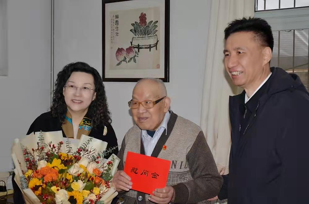 濟南產(chǎn)發(fā)集團黨委副書記、總經(jīng)理黃蓓走訪慰問離休老干部、老黨員